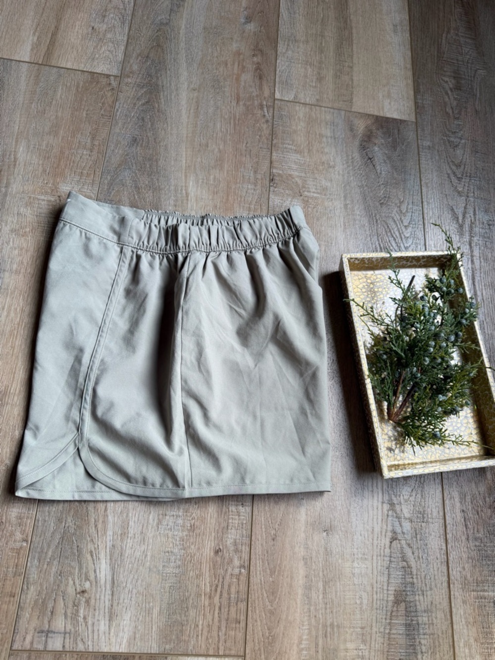 Gymshark Women's Scallop-Hem Shorts in Light Taupe small - Picture 5 of 6